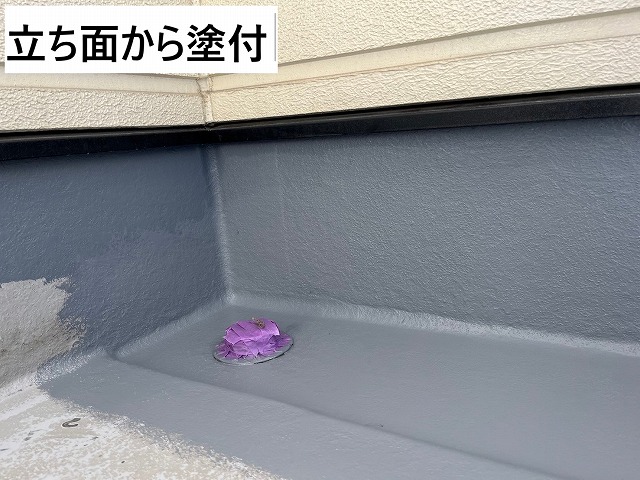 韮崎市　FRP防水に使用したトップコート　立ち面から塗付します